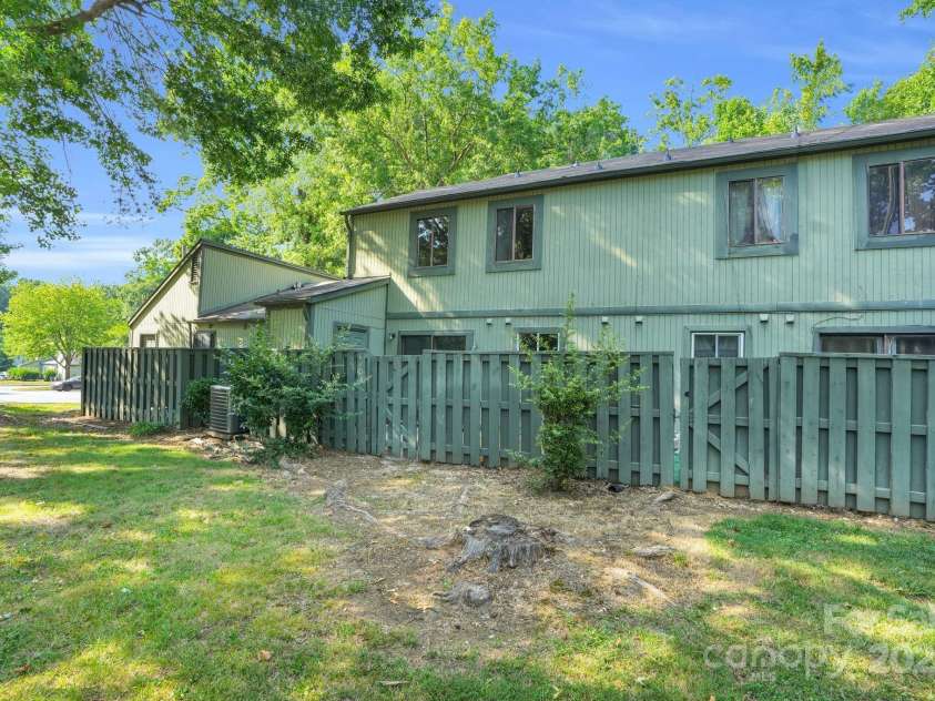 6104 Bent Tree Court, Charlotte, NC 28212.  MLS# CAR4275290, YatesRealty ID 24692. 