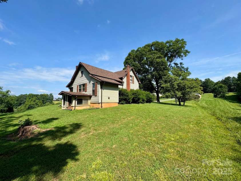 2852 Old Highway 60 Road, Wilkesboro, NC 28697.  MLS# CAR4279426, YatesRealty ID 24693. 