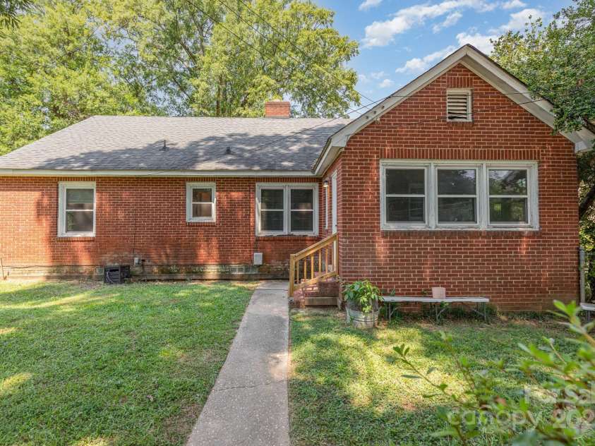 1701 Dilworth Road, Charlotte, NC 28203.  MLS# CAR4275878, YatesRealty ID 24695. 
