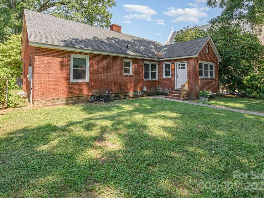 1701 Dilworth Road, Charlotte, NC 28203.  MLS# CAR4275878, YatesRealty ID 24695. Backayrd