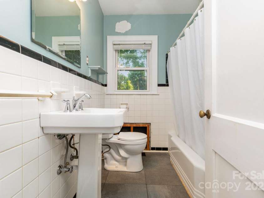 1701 Dilworth Road, Charlotte, NC 28203.  MLS# CAR4275878, YatesRealty ID 24695. Full bathroom
