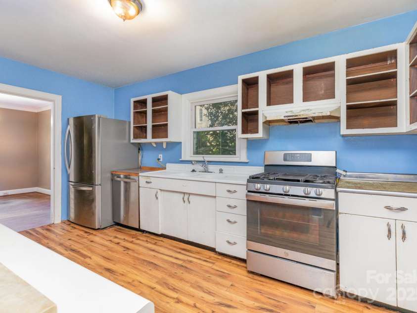 1701 Dilworth Road, Charlotte, NC 28203.  MLS# CAR4275878, YatesRealty ID 24695. Kitchen