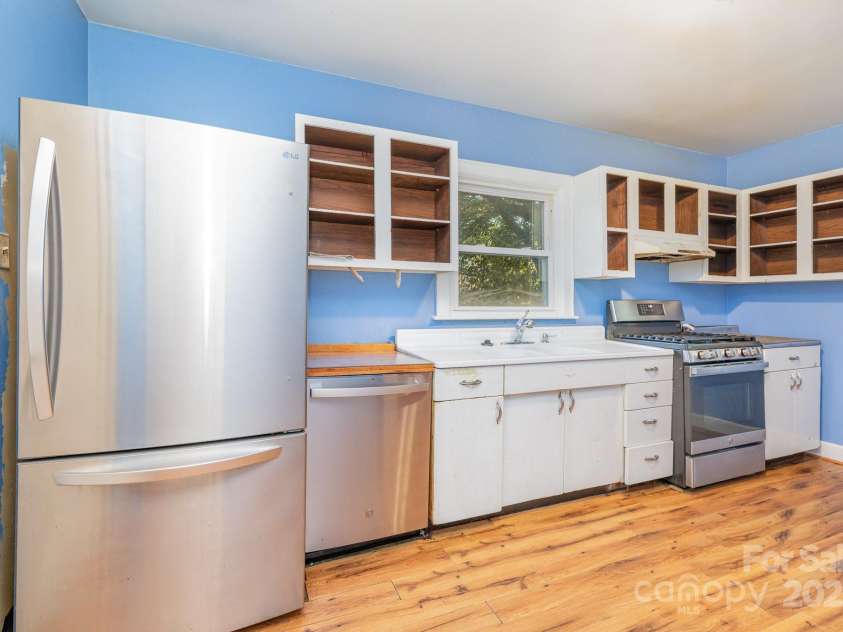 1701 Dilworth Road, Charlotte, NC 28203.  MLS# CAR4275878, YatesRealty ID 24695. Kitchen