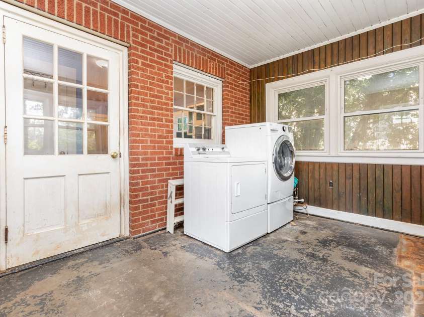 1701 Dilworth Road, Charlotte, NC 28203.  MLS# CAR4275878, YatesRealty ID 24695. Laundry room
