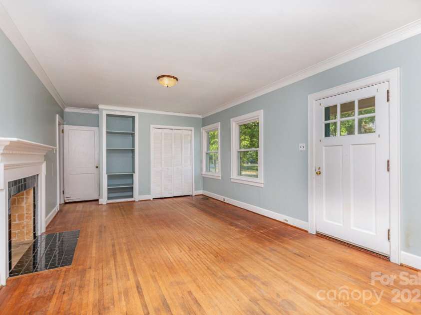 1701 Dilworth Road, Charlotte, NC 28203.  MLS# CAR4275878, YatesRealty ID 24695. Living Room
