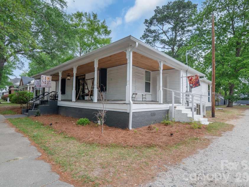 226 Huger Street, Cheraw, SC 29520.  MLS# CAR4374164, YatesRealty ID 24695. 