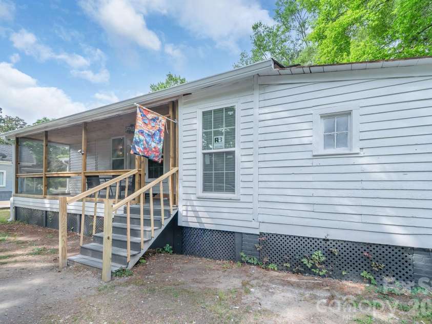 226 Huger Street, Cheraw, SC 29520.  MLS# CAR4374164, YatesRealty ID 24695. 