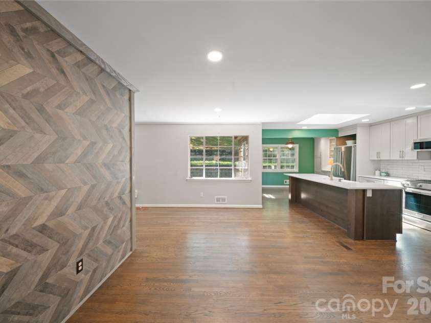 24 Warwick Place, Asheville, NC 28804.  MLS# CAR4379337, YatesRealty ID 24696. 