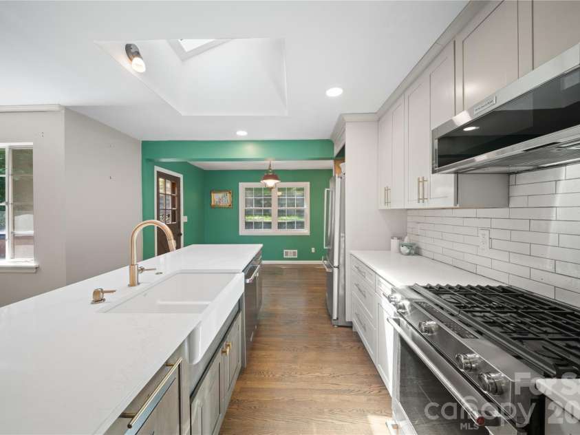 24 Warwick Place, Asheville, NC 28804.  MLS# CAR4379337, YatesRealty ID 24696. 