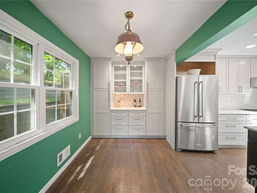 24 Warwick Place, Asheville, NC 28804.  MLS# CAR4379337, YatesRealty ID 24696. 