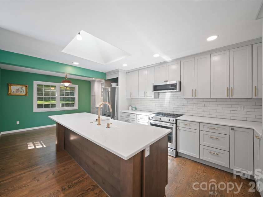 24 Warwick Place, Asheville, NC 28804.  MLS# CAR4379337, YatesRealty ID 24696. 