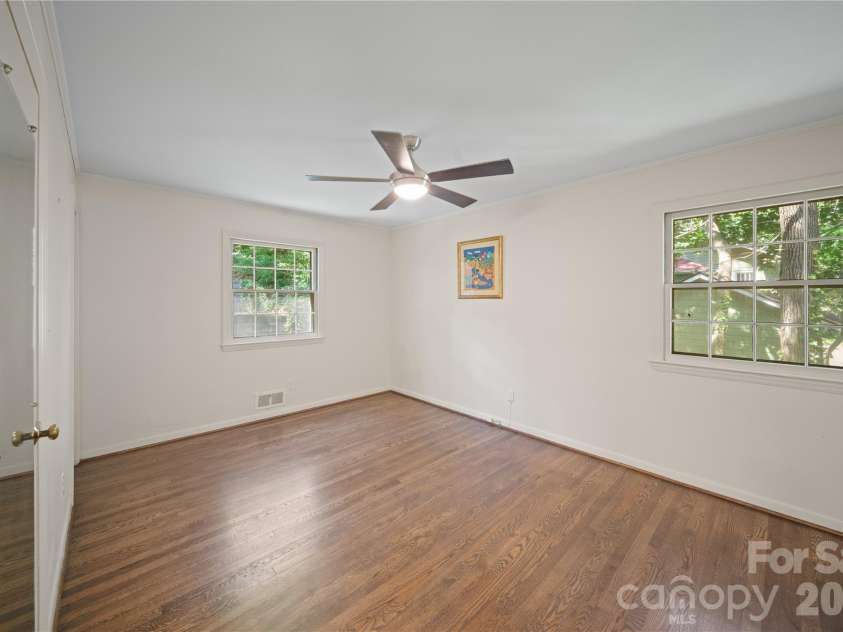 24 Warwick Place, Asheville, NC 28804.  MLS# CAR4379337, YatesRealty ID 24696. 