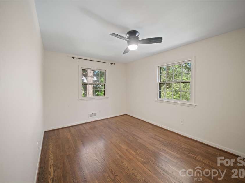 24 Warwick Place, Asheville, NC 28804.  MLS# CAR4379337, YatesRealty ID 24696. 