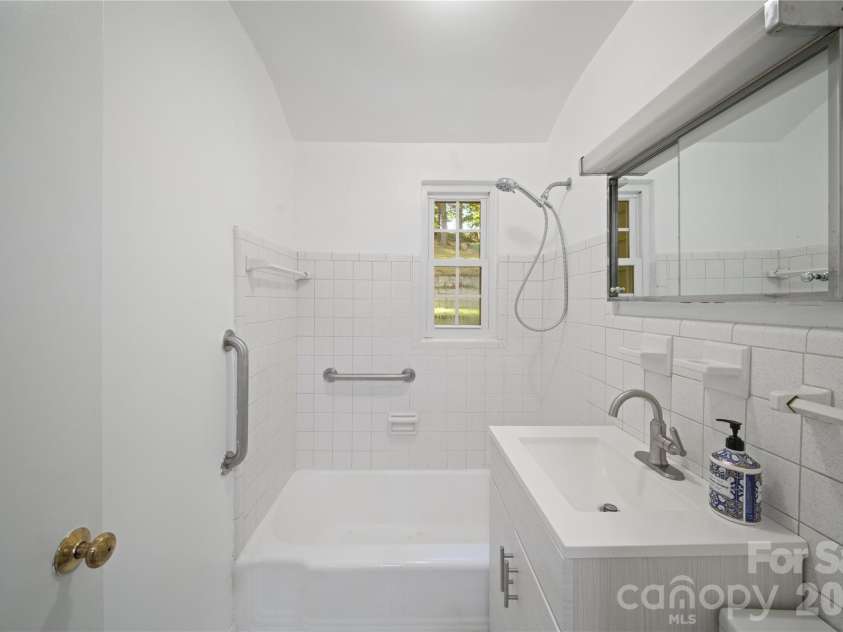 24 Warwick Place, Asheville, NC 28804.  MLS# CAR4379337, YatesRealty ID 24696. 