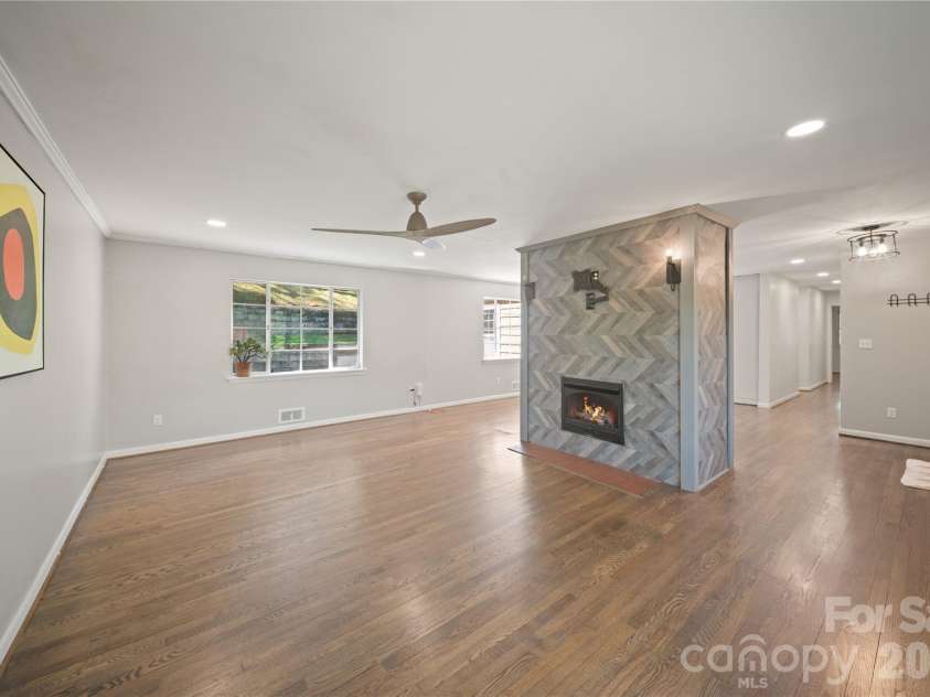 24 Warwick Place, Asheville, NC 28804.  MLS# CAR4379337, YatesRealty ID 24696. 