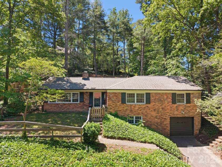 24 Warwick Place, Asheville, NC 28804.  MLS# CAR4379337, YatesRealty ID 24696. 