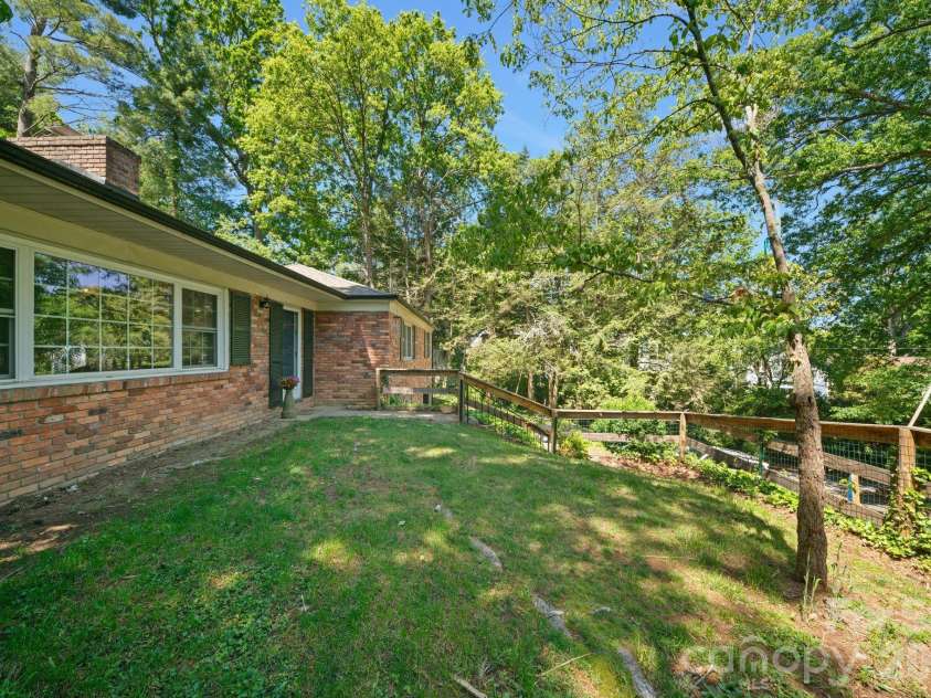 24 Warwick Place, Asheville, NC 28804.  MLS# CAR4379337, YatesRealty ID 24696. 