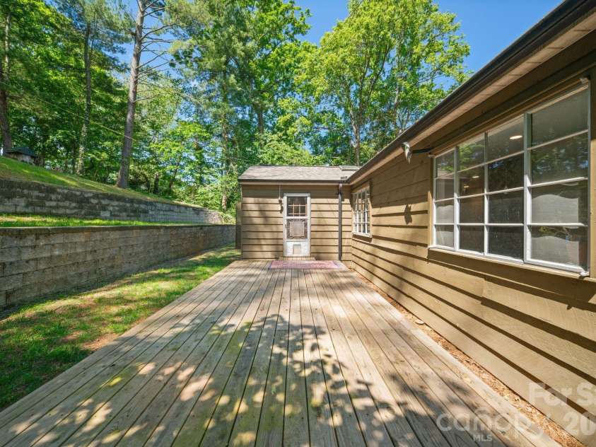 24 Warwick Place, Asheville, NC 28804.  MLS# CAR4379337, YatesRealty ID 24696. 