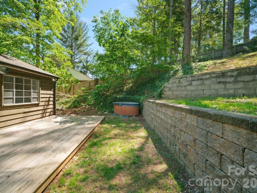24 Warwick Place, Asheville, NC 28804.  MLS# CAR4379337, YatesRealty ID 24696. 
