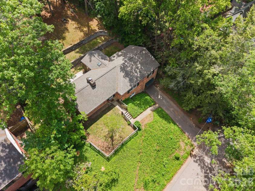 24 Warwick Place, Asheville, NC 28804.  MLS# CAR4379337, YatesRealty ID 24696. 