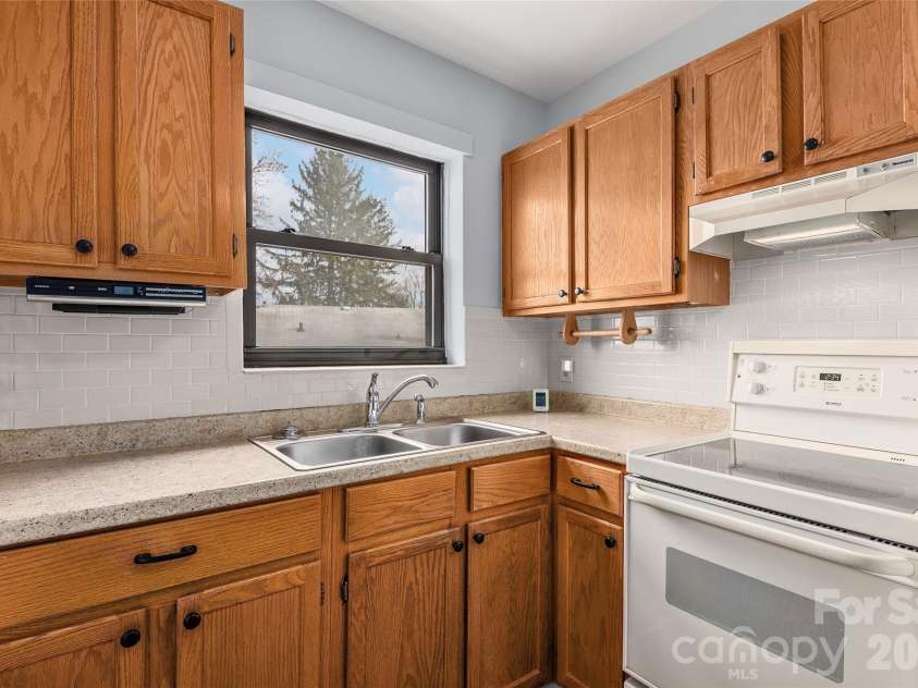 615 Biltmore Avenue, Asheville, NC 28803.  MLS# CAR4337202, YatesRealty ID 2470. 