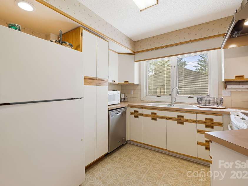 25 Westridge Court, Hendersonville, NC 28791.  MLS# CAR4279623, YatesRealty ID 24700. Kitchen