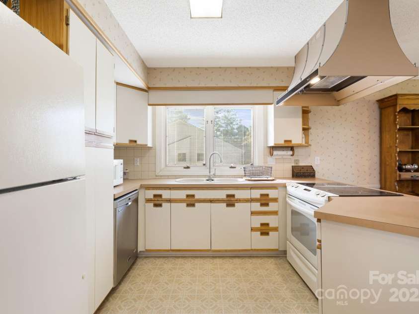 25 Westridge Court, Hendersonville, NC 28791.  MLS# CAR4279623, YatesRealty ID 24700. Kitchen