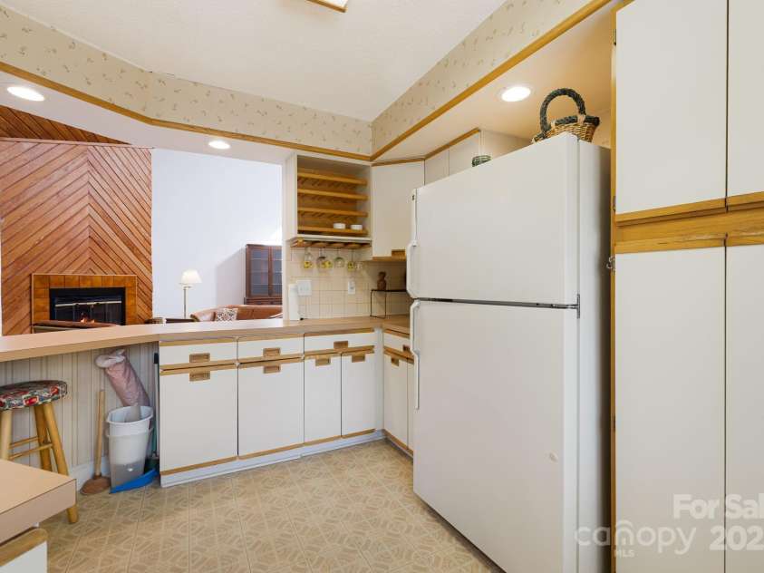 25 Westridge Court, Hendersonville, NC 28791.  MLS# CAR4279623, YatesRealty ID 24700. Kitchen