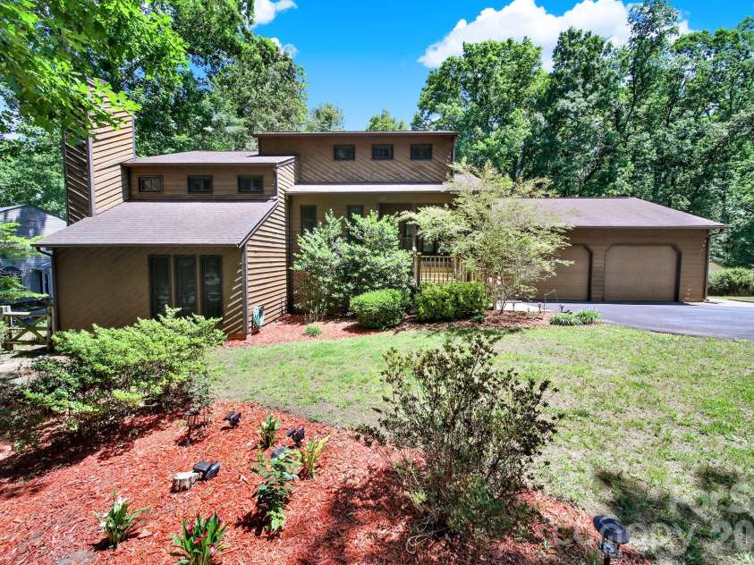11510 Gelding Drive, Charlotte, NC 28215.  MLS# CAR4378310, YatesRealty ID 24702. 