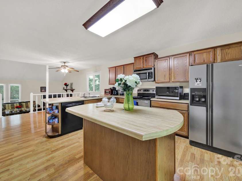 11510 Gelding Drive, Charlotte, NC 28215.  MLS# CAR4378310, YatesRealty ID 24702. 