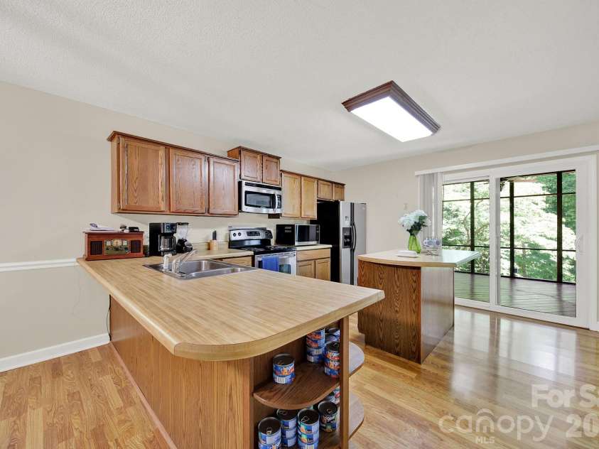 11510 Gelding Drive, Charlotte, NC 28215.  MLS# CAR4378310, YatesRealty ID 24702. 