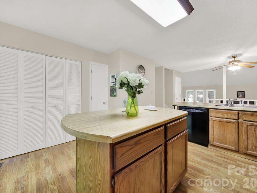 11510 Gelding Drive, Charlotte, NC 28215.  MLS# CAR4378310, YatesRealty ID 24702. 