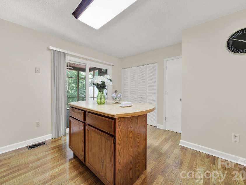 11510 Gelding Drive, Charlotte, NC 28215.  MLS# CAR4378310, YatesRealty ID 24702. 