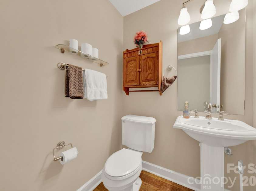 11510 Gelding Drive, Charlotte, NC 28215.  MLS# CAR4378310, YatesRealty ID 24702. 