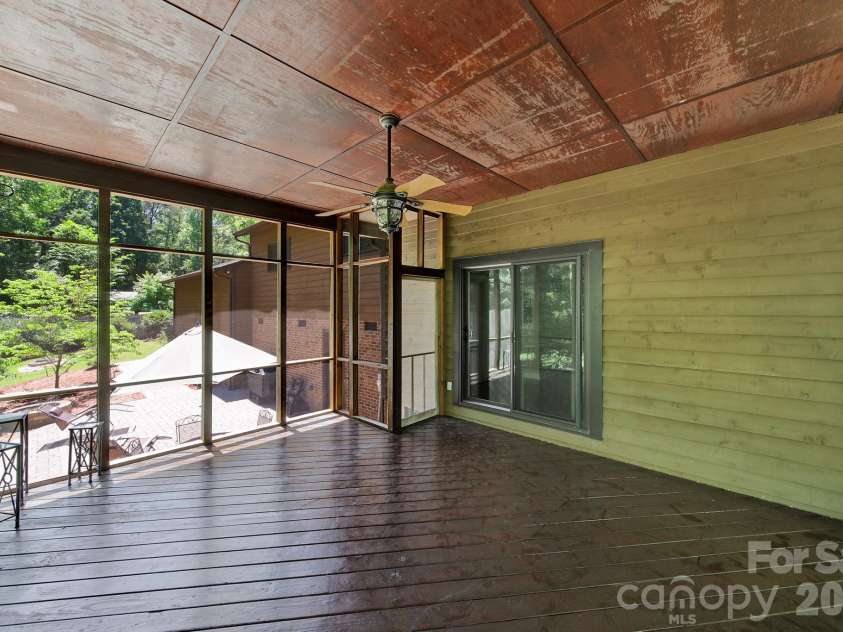 11510 Gelding Drive, Charlotte, NC 28215.  MLS# CAR4378310, YatesRealty ID 24702. 