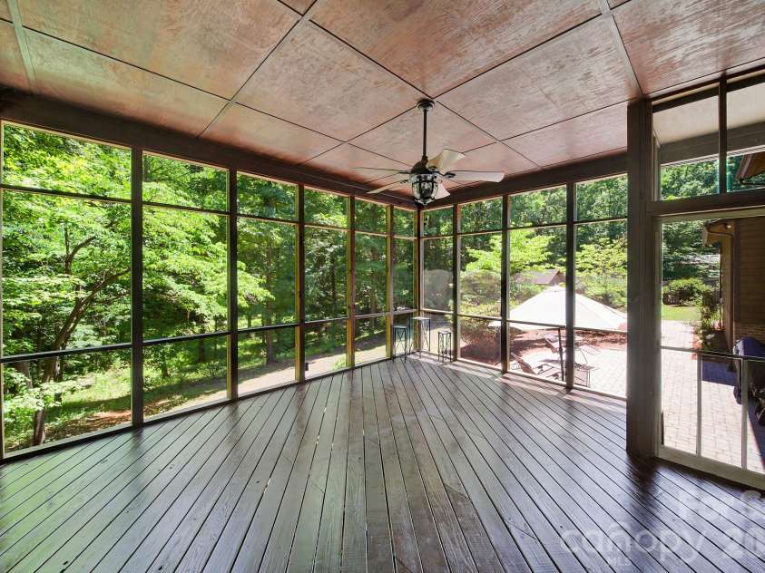 11510 Gelding Drive, Charlotte, NC 28215.  MLS# CAR4378310, YatesRealty ID 24702. 