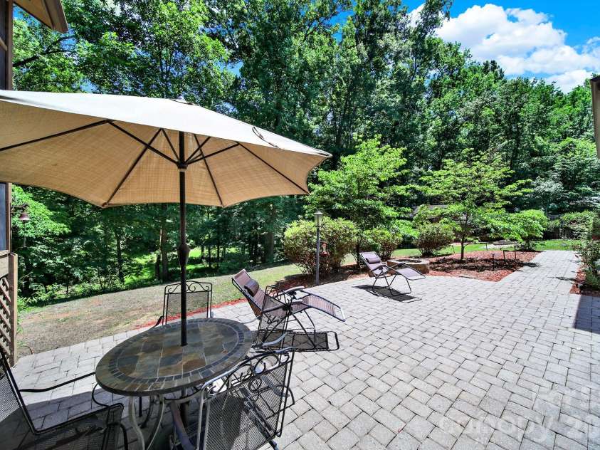 11510 Gelding Drive, Charlotte, NC 28215.  MLS# CAR4378310, YatesRealty ID 24702. 
