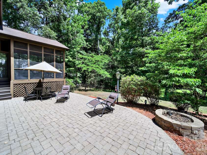 11510 Gelding Drive, Charlotte, NC 28215.  MLS# CAR4378310, YatesRealty ID 24702. 