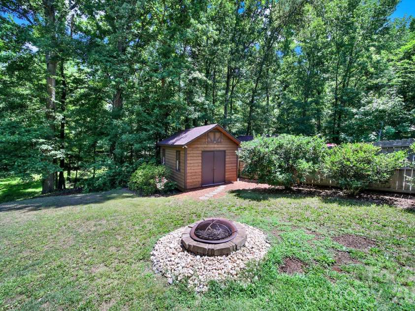 11510 Gelding Drive, Charlotte, NC 28215.  MLS# CAR4378310, YatesRealty ID 24702. 