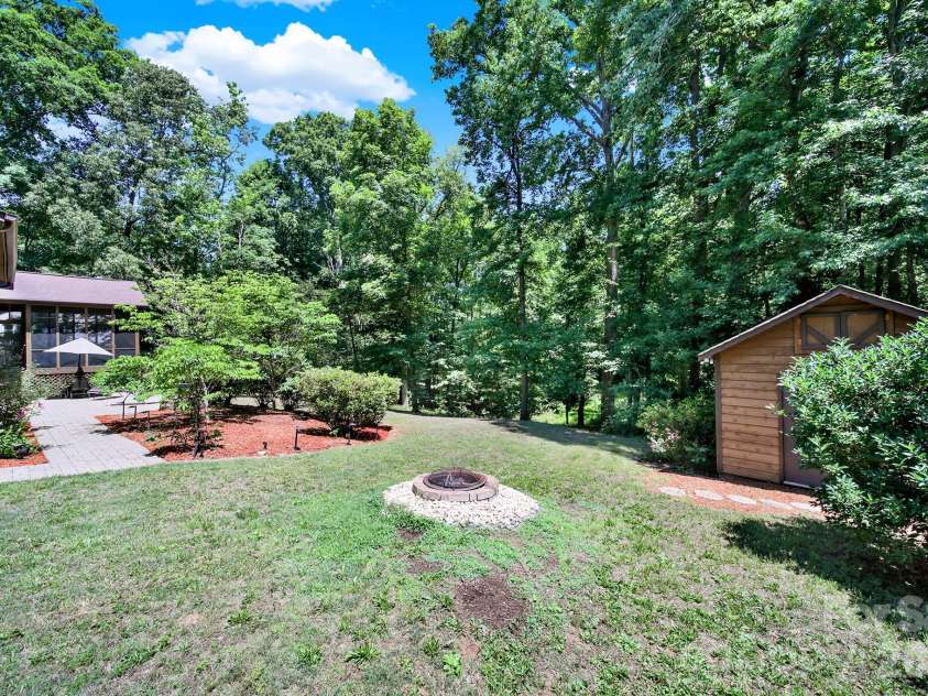 11510 Gelding Drive, Charlotte, NC 28215.  MLS# CAR4378310, YatesRealty ID 24702. 