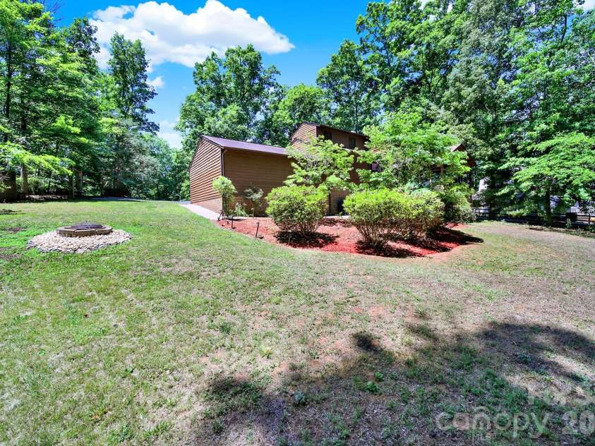 11510 Gelding Drive, Charlotte, NC 28215.  MLS# CAR4378310, YatesRealty ID 24702. 