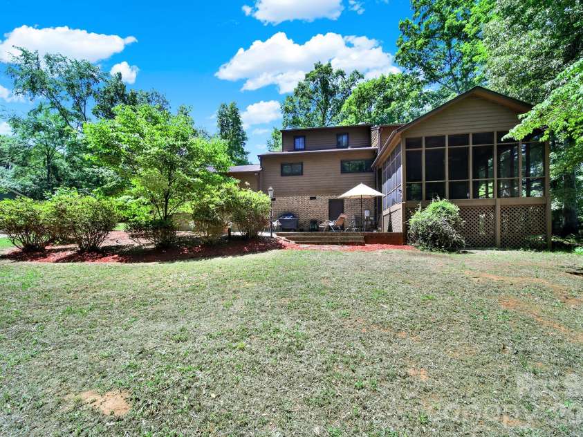 11510 Gelding Drive, Charlotte, NC 28215.  MLS# CAR4378310, YatesRealty ID 24702. 