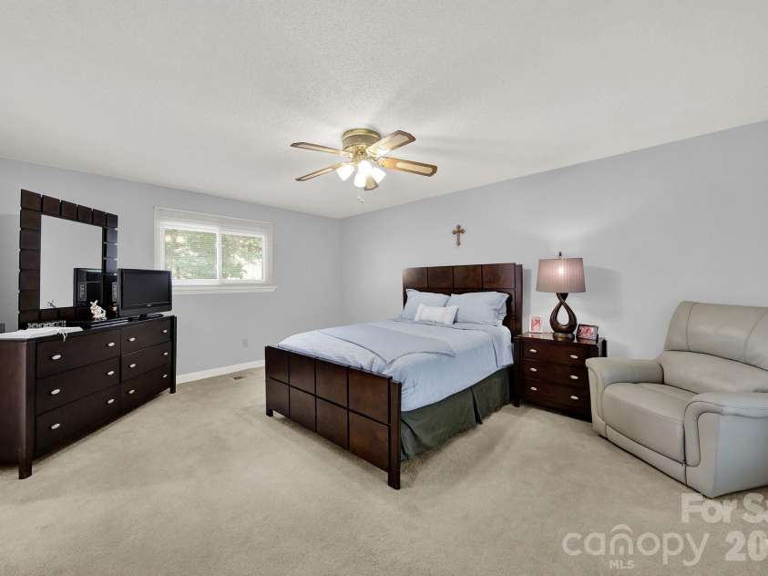 11510 Gelding Drive, Charlotte, NC 28215.  MLS# CAR4378310, YatesRealty ID 24702. 