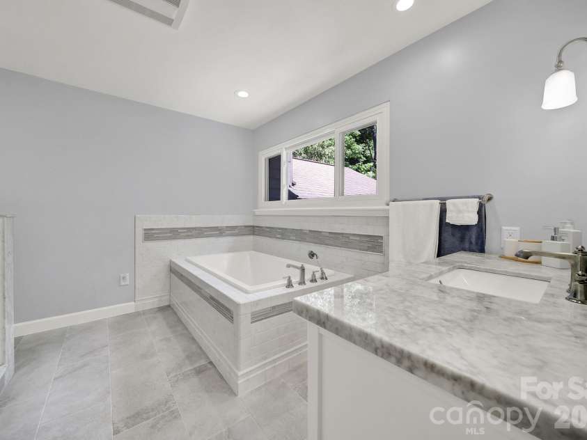 11510 Gelding Drive, Charlotte, NC 28215.  MLS# CAR4378310, YatesRealty ID 24702. 