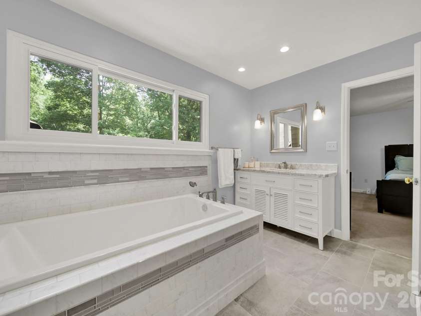 11510 Gelding Drive, Charlotte, NC 28215.  MLS# CAR4378310, YatesRealty ID 24702. 