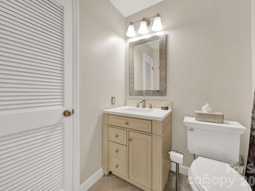 11510 Gelding Drive, Charlotte, NC 28215.  MLS# CAR4378310, YatesRealty ID 24702. 