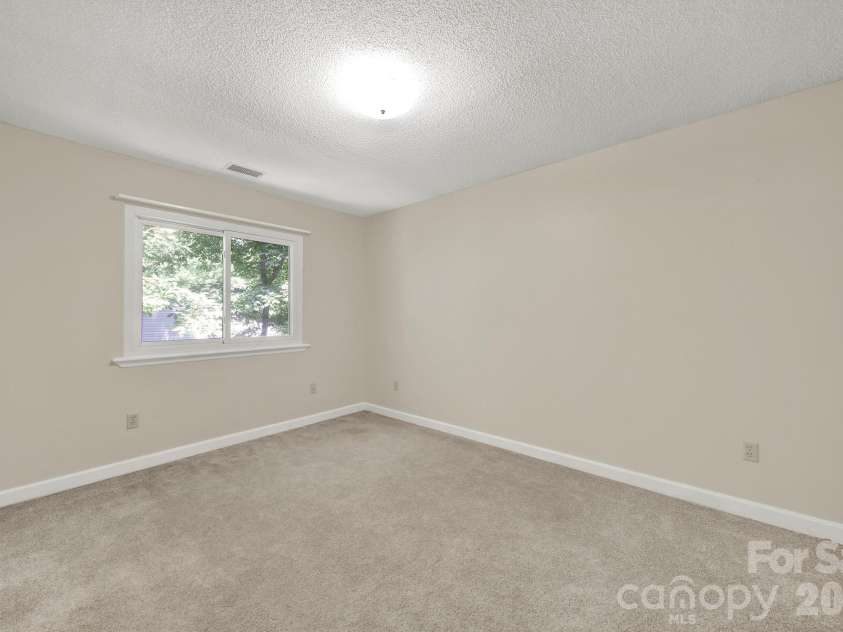 11510 Gelding Drive, Charlotte, NC 28215.  MLS# CAR4378310, YatesRealty ID 24702. 