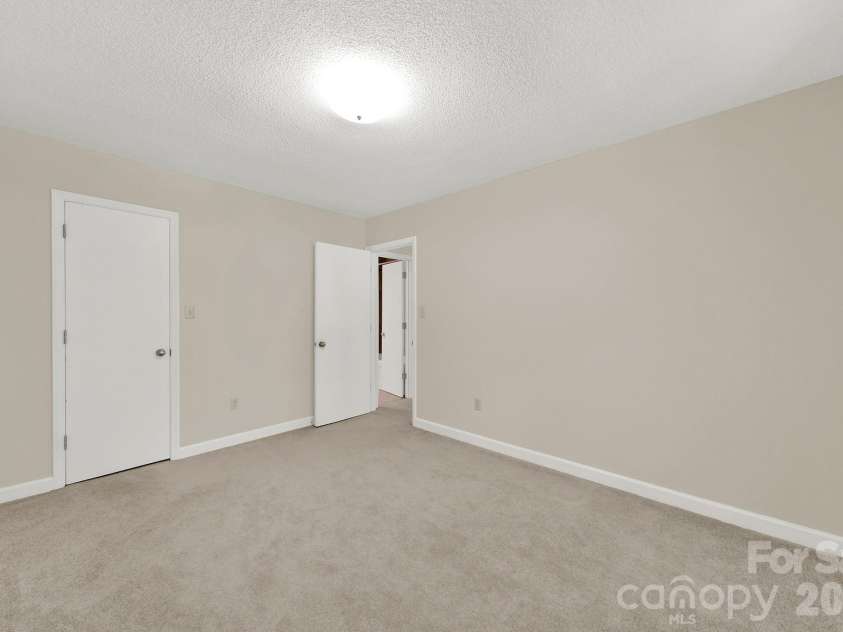 11510 Gelding Drive, Charlotte, NC 28215.  MLS# CAR4378310, YatesRealty ID 24702. 