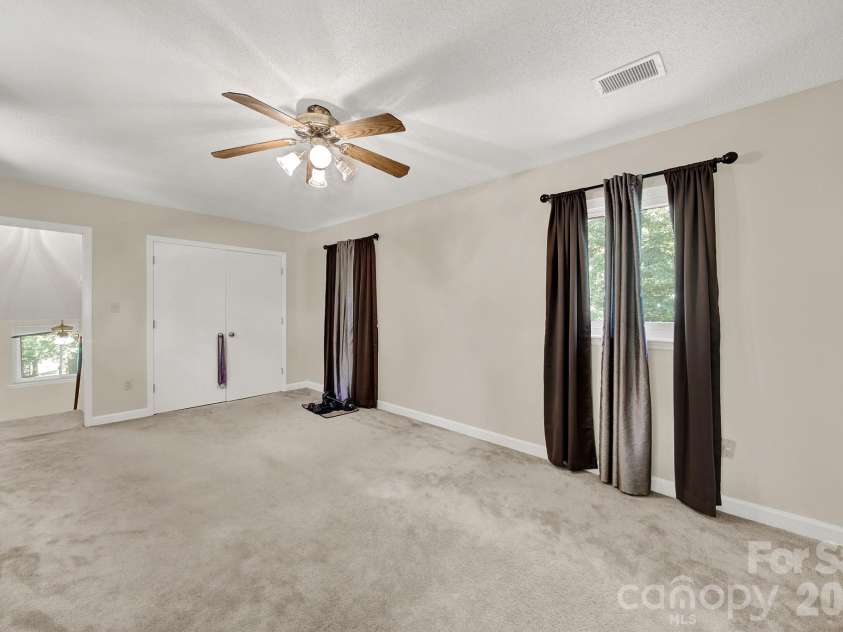 11510 Gelding Drive, Charlotte, NC 28215.  MLS# CAR4378310, YatesRealty ID 24702. 