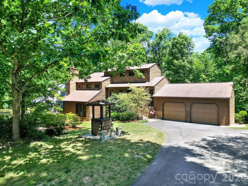 11510 Gelding Drive, Charlotte, NC 28215.  MLS# CAR4378310, YatesRealty ID 24702. 